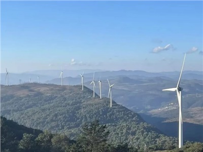 春光鍍電千峰翠，陽光智造萬象新